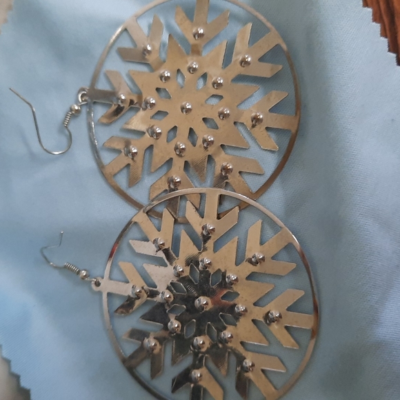 Snowflake Earrings...FunFun Fun! - Picture 4 of 5